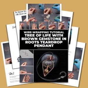 Puede incluir: Un colgante de árbol de la vida envuelto en alambre con una piedra preciosa marrón en las raíces. El colgante tiene forma de lágrima. El tutorial incluye instrucciones paso a paso para crear el colgante.