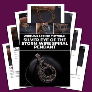 Può includere: Un tutorial di lavorazione del filo metallico intitolato Silver Eye of the Storm Wire Spiral Pendant. La pagina presenta testo illustrativo, diverse piccole immagini che mostrano il processo di creazione e una grande foto del ciondolo finito.