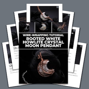 Op de afbeelding: Een draadwikkel-tutorial met een gewortelde witte howliet kristallen maan hanger. De tutorial bevat stapsgewijze afbeeldingen en instructies. De hanger is gemaakt met koperdraad en een witte maanvormige steen. De tekst "WIRE-WRAPPING TUTORIAL" is zichtbaar.