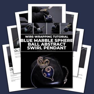 Peut inclure: Tutoriel de filigrane intitulé "BLUE MARBLE SPHERE BALL ABSTRACT SWIRL PENDANT". Le tutoriel montre comment créer un pendentif avec une sphère de marbre bleu et des détails en fil de fer. Le pendentif fini est présenté sur une surface noire.