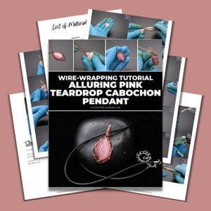 Puede incluir: Un tutorial paso a paso sobre cómo envolver un cabujón de lágrima rosa con alambre para crear un colgante. El tutorial incluye imágenes de cada paso y una lista de los materiales necesarios. El colgante terminado se muestra sobre un fondo negro.