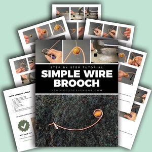 Può includere: Un tutorial passo passo per un semplice spilla di filo metallico. Il tutorial include immagini del processo di creazione della spilla, materiali e strumenti. La spilla finita è color rame con una perla arancione.