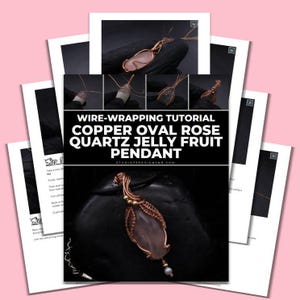 Op de afbeelding: Een draadwikkel tutorial voor een koperen ovale rozenkwarts jelly fruit hanger. De afbeelding toont een stapsgewijze handleiding met close-up foto's en de afgewerkte hanger. De hanger is lichtroze van kleur en wordt gepresenteerd op een zwart oppervlak.