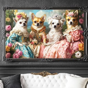 Peut inclure: Impression d'art encadrée représentant quatre chiens Chihuahua vêtus de robes colorées et de coiffes florales élaborées, dans un style du XVIIIe siècle. La scène se déroule dans un jardin fleuri avec un ciel bleu. Le cadre est orné et sombre.
