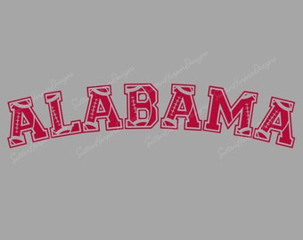 Puede incluir: Texto "ALABAMA" en rojo carmesí con un patrón de balón de fútbol en cada letra. Las letras están delineadas en blanco y tienen un estilo vintage y universitario.