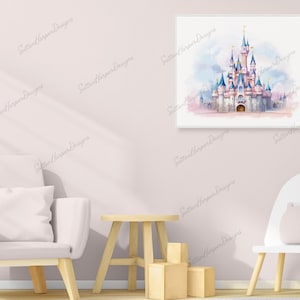 Pode incluir: Uma pintura em aquarela de um castelo rosa e azul com torres brancas e um port&atilde;o branco. O castelo &eacute; cercado por um c&eacute;u azul claro com nuvens brancas.