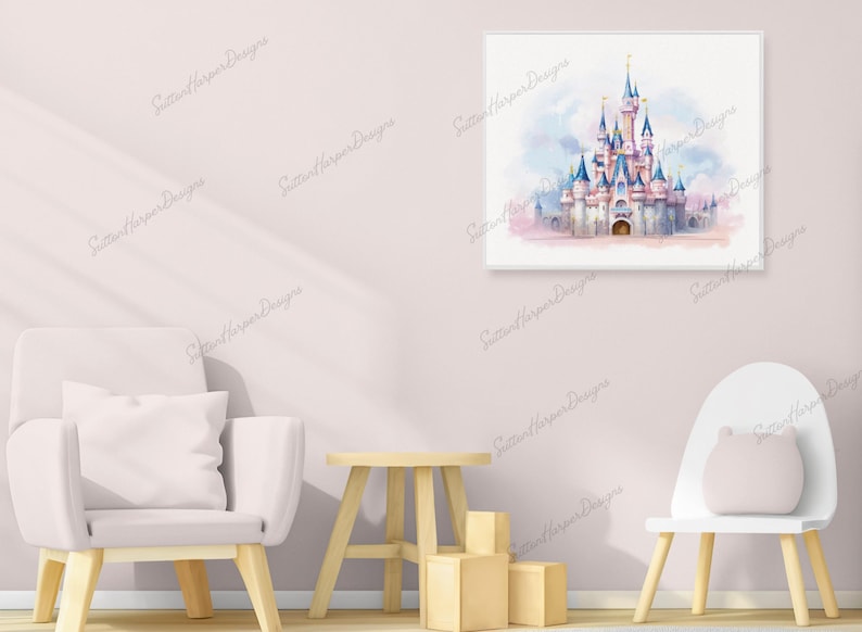 Pode incluir: Uma pintura em aquarela de um castelo rosa e azul com torres brancas e um port&atilde;o branco. O castelo &eacute; cercado por um c&eacute;u azul claro com nuvens brancas.