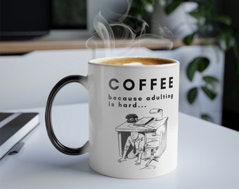 Café - Porque la adultez es difícil... taza de 11 oz de color morphing