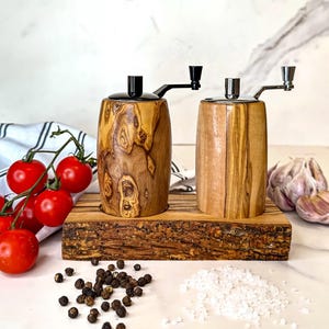 Mill set salt and pepper mill with an olive wood coaster with ceramic grinder table mills with crank mini mills