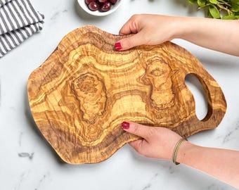 Tabla de cortar rústica de madera de olivo con mango y ranura para jugos, personalizable. Tabla de servir de madera de olivo con soporte, 35 cm.