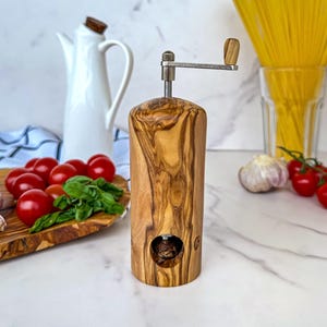 Nutmeg mill made of olive wood with a high-quality grinder