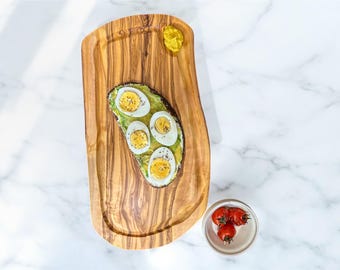 Tabla de cortar rústica de madera de olivo con ranura para jugos Tabla de servir de madera de olivo personalizable con soporte