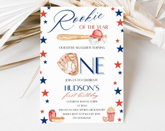 Könnte beinhalten: Eine Baseball-Motto-Einladung zum ersten Geburtstag mit roten, weißen und blauen Sternen, einem Baseballhandschuh, einem Schläger und einer Mütze. Der Text lautet "Rookie of the Year" und "Our little slugger is turning one".