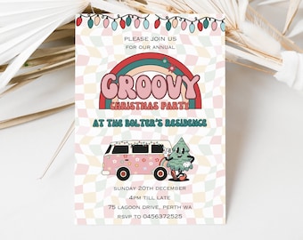 Könnte beinhalten: Eine Einladung zu einer groovigen Weihnachtsfeier mit einem rosa-weiß karierten Hintergrund, einem Regenbogenbogen und einem Cartoon-Van mit einem Weihnachtsbaum. Der Text lautet "Groovy Christmas Party at the Bolter's Residence".