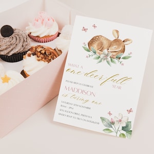 Oh Hirschmädchen-Geburtstags-Party Einladung, unser Babymädchen ist eine Einladung, was für ein ein-Hirsch-volles Jahr, Waldrotwild einladen, Wildblume & Schmetterling