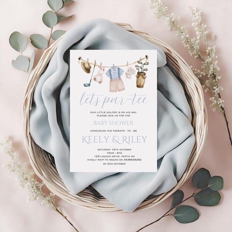 Może przedstawiać: Zaproszenie na baby shower w niebiesko-białych kolorach. Zaproszenie przedstawia sznurek do suszenia ubrań z dziecięcymi ubraniami i przedmiotami w stylu golfowym. Tekst na zaproszeniu brzmi "lets par-tee" i zawiera imiona "Keely & Riley".
