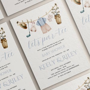 Może przedstawiać: Zaproszenie na baby shower z akwarelową ilustracją ubranek dla dziecka wiszących na sznurku. Tekst brzmi "Let's par-tee" i zawiera informacje o wydarzeniu, takie jak data, godzina i miejsce.