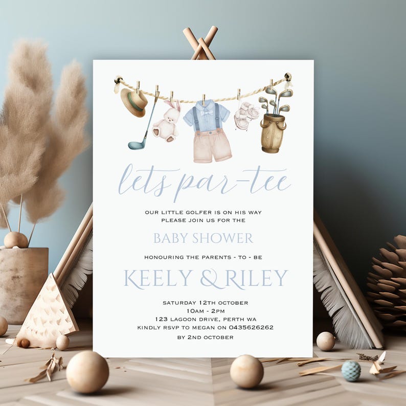 Może przedstawiać: Zaproszenie na baby shower w niebiesko-białych kolorach. Zaproszenie zawiera akwarelowy rysunek torby golfowej, kij&oacute;w golfowych, kapelusza, kr&oacute;liczka i ubranka dla dziecka wiszącego na sznurku. Tekst "lets par-tee" jest napisany kursywą. Zaproszenie zawiera r&oacute;wnież tekst "Nasz mały golfista jest w drodze. Dołącz do nas na baby shower na cześć przyszłych rodzic&oacute;w Keely & Riley. Sobota, 12 października 10:00 - 14:00 123 Lagoon Drive, Perth WA Prosimy o potwierdzenie obecności u Megan pod numerem 0435626262 do 2 października."