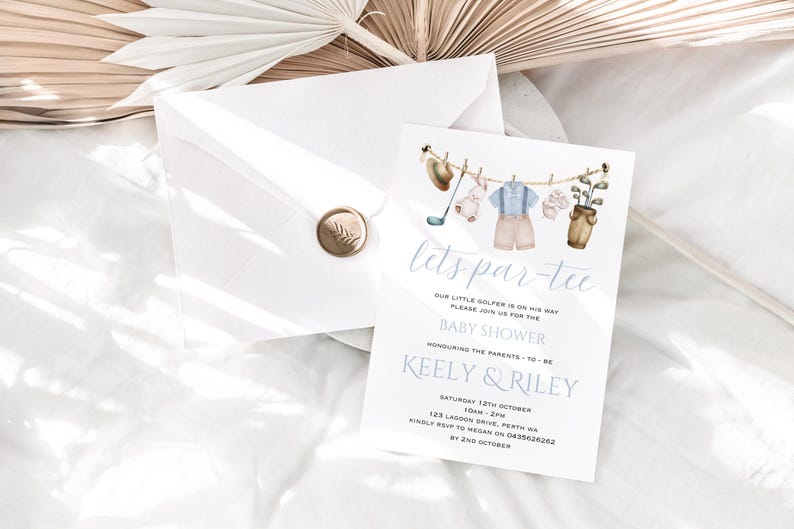 Może przedstawiać: Zaproszenie na baby shower z akwarelową ilustracją golfowego stroju dla dziecka wiszącego na sznurku do suszenia. Zaproszenie zawiera napis "Let's Par-Tee" oraz imiona "Keely & Riley" i datę oraz godzinę imprezy.