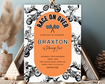 Peut inclure: Invitation de fête d'anniversaire orange et blanche sur le thème du motocross. L'invitation indique "Race On Over" et comprend le nom Braxton et le texte "is turning five".