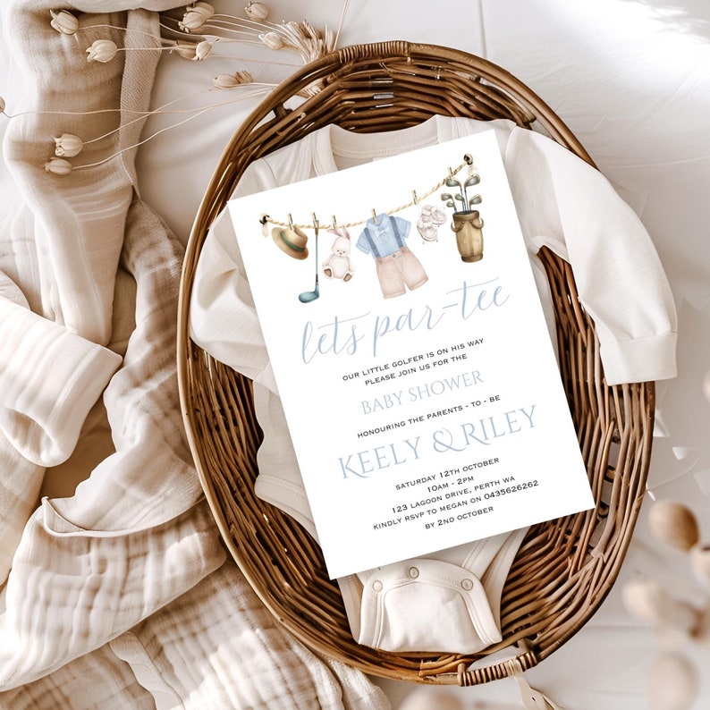 Może przedstawiać: Zaproszenie na baby shower w niebiesko-białych kolorach. Zaproszenie zawiera akwarelowy rysunek kija golfowego, kapelusza, kr&oacute;lika, ubranka dla dziecka i torby golfowej. Tekst na zaproszeniu brzmi "Let's Par-Tee" i zawiera szczeg&oacute;ły baby shower, w tym datę, godzinę, miejsce i informacje RSVP.