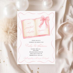 Könnte beinhalten: Rosa Babyparty-Einladung mit einer Aquarell-Illustration eines geöffneten Buches mit einer rosa Schleife. Der Text auf dem Buch lautet "unser größtes Kapitel beginnt..." und der Text der Einladung lautet "Bitte schließen Sie sich uns an, um die werdenden Eltern Finley & Rebecca zu feiern Samstag, 18. Juli ab 10:00 Uhr 90 Lagoon Drive, Perth WA Bitte melden Sie sich bei Polly unter 0453627272 bis zum 10. Juli an Geschenkeregister bei myer & target"