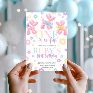 Invitación de perro con globos para el primer cumpleaños de una niña, invitación con margaritas en tonos pastel, invitación con moño coqueto, uno es muy divertido, invitación con arcoíris, fiesta con globos