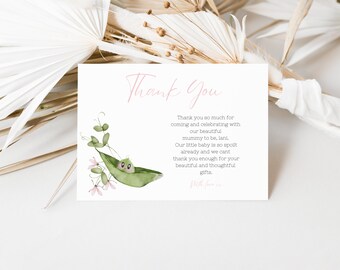 Op de afbeelding: Dankjewel kaart met een illustratie van een peul en de tekst "Bedankt voor het komen en vieren met onze mooie aanstaande mama, lari. Onze kleine baby is al zo verwend en we kunnen je niet genoeg bedanken voor je mooie en attente cadeaus."