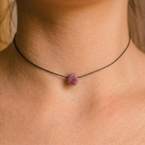 Litet rå rubinhalsband, superfint rubinhalsband, hippiehalsband, kristallsmycken, rå, vattentät, födelsesten, julihalsband, ädelsten, röd