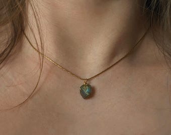 Small raw labradorite necklace, gold and silver, waterproof labradorite choker, natural jewelry, filigree necklace, raw labradorite gemstone pendant
