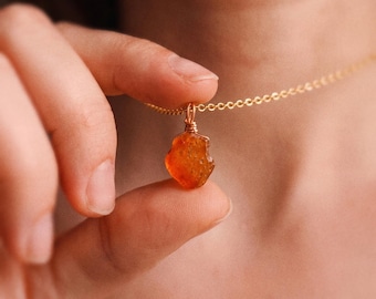Petit collier en cornaline brute, or ou argent ; pendentif en cornaline brute ; petit collier de cristal ; bijoux en pierres précieuses ; pierre de naissance de juillet