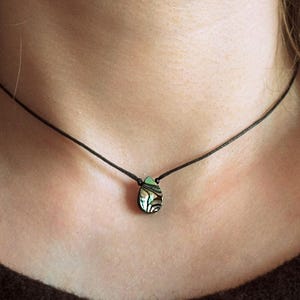 Collier en coquillages d&#39;ormeau en coton Collier en coquillages Paua en forme de goutte Collier ras du cou en coquillages Collier en ormeau noir Collier en opale de mer Collier hippie minimaliste