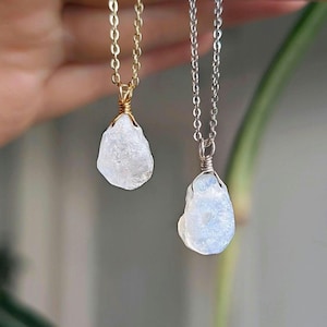 Roher Mondstein Kette gold silber kleiner Regenbogen Mondstein Anhänger roh Naturschmuck filigrane Halskette Edelstein Halskette Geschenk