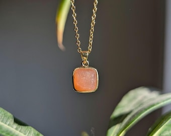 Sunstone necklace, gold; sunstone necklace, brass; gemstone necklace; esoteric gift for girlfriend; spiritual jewelry; sunstone pendant