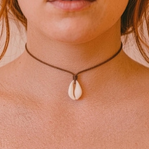 Cowrie shell necklace on a cotton cord, shell choker, cowrie shell necklace, natural jewelry, cowrie choker necklace, shell boho jewelry
