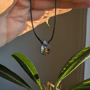 Collier ras du cou hippie en coquillage d&#39;ormeau, collier en coquillage de paua en coton opale de mer, collier ras du cou en coquillage en forme de goutte, collier en ormeau noir, cadeau pour petite amie