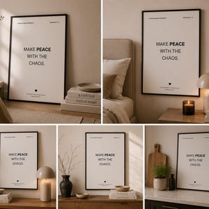 Può includere: Una stampa da parete rettangolare verticale in una cornice nera che presenta il testo "MAKE PEACE WITH THE CHAOS." in lettere maiuscole nere su sfondo bianco, con una piccola icona a forma di cuore nero centrata sotto il testo e altro testo.