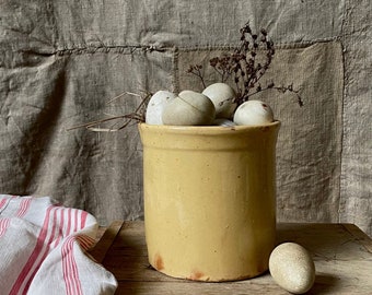 Ancien pot de confiture ou de confit en terre cuite émaillée jaune, pot artisanal, terre cuite.