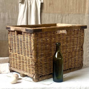 Antieke Franse krat voor flessen, wijn, champagne, rieten kist, landelijke decoratie, boerderijstijl.