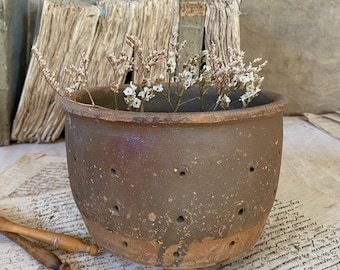 アンティークフランス陶器チーズ型：ヴィンテージ風の素朴なキッチン