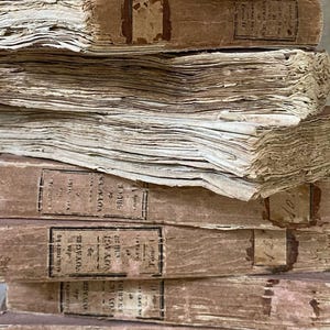 Antica serie francese di 13 libri antichi decorativi, pubblicati nel 1804, carta straccia, pagine spumose