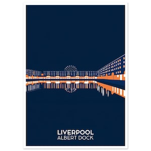 Puede incluir: Un estampado artístico minimalista del Liverpool Albert Dock. El diseño utiliza un fondo azul oscuro con acentos naranjas y blancos para representar la arquitectura y una noria. El texto "LIVERPOOL ALBERT DOCK" está en la parte inferior.