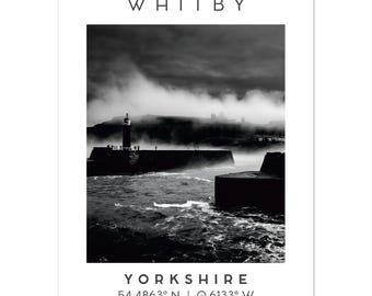 Impression d'art Whitby Harbour - Abbaye monochrome et vagues