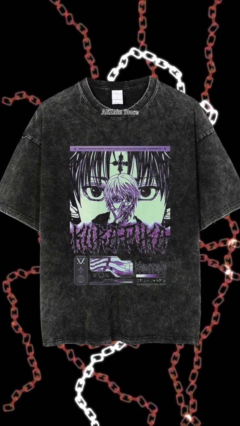 Puede incluir: Camiseta negra con lavado &aacute;cido con un gr&aacute;fico de un personaje de anime con cabello y ojos morados. El gr&aacute;fico incluye el texto "Kurapika" y otro texto japon&eacute;s. La camiseta tiene cuello redondo y mangas cortas. La marca "Alizain Store" est&aacute; impresa en la camiseta.