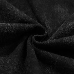 Puede incluir: Primer plano de tejido vaquero negro con un aspecto texturizado y ligeramente descolorido. El tejido est&aacute; tejido apretado, con l&iacute;neas diagonales visibles y sutiles variaciones de tono, creando una sensaci&oacute;n de profundidad y dimensi&oacute;n. El tejido est&aacute; doblado, mostrando la textura y la forma en que la luz incide en el tejido.