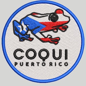 Könnte beinhalten: Gestickter Aufnäher mit einem Froschdesign in den Farben der puerto-ricanischen Flagge: Blau, Rot und Weiß. Der Text "COQUI" und "PUERTO RICO" ist schwarz gestickt. Der Aufnäher ist rund mit einem blauen Rand.
