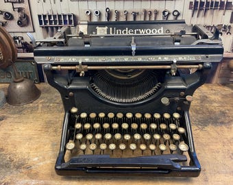 Underwood Typewriter in 1*-star condition, Antique Vintage Desktop Typing Machine, (No. 582397), Year 1926, new space bar included