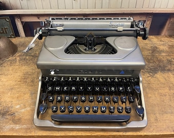 Everest Schreibmaschine in 3*-Sterne-Zustand, Vintage tragbare Schreibmaschine, (Nr. 190076), Jahr 1952, silberfarben mit Etui