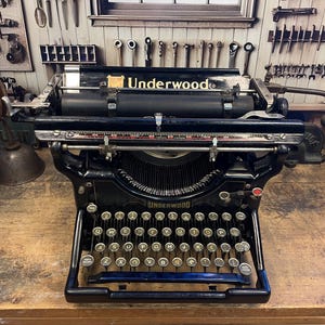 Underwood Mod. 3 Typewriter in 3*-star condition, Antique Desktop Typing Machine, (No. 428225), Year 1923, Functional, Original Spools