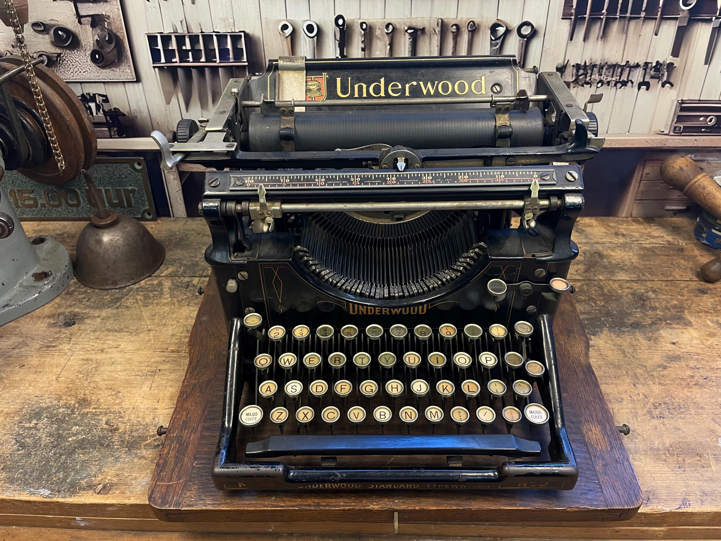 Underwood Typewriter in 3*-star condition, Antique Vintage Desktop Typing Machine, (No. 924249), Year 1916